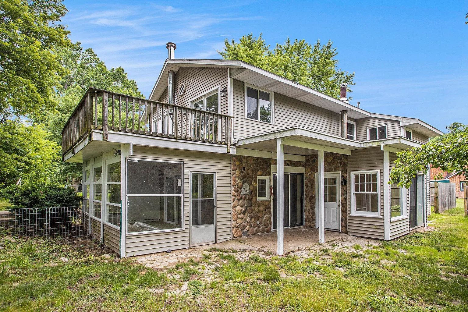 LONG LAKE - 3 Bedroom 2 Bath ... very unique setting, with 3 acres and over 700 ft of frontage