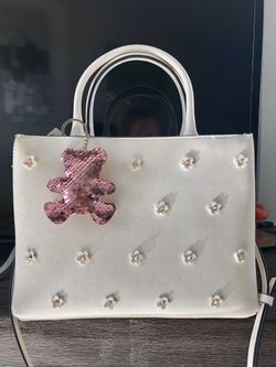 Brand New Bag ivory color! Internal pocket Zip at the top Coming with a beautiful pink teddy bear with sequins keychain 💝 Lined Cartera nueva sin us