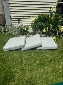 Set of 3 light gray patio cushions