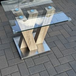 GLASS COFFEE TABLE AND MATCHING SISE TABLE. 