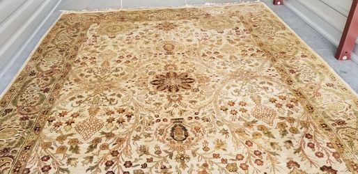 Masterlooms brand hand-crafted carpet made in India with 100% wool pile.