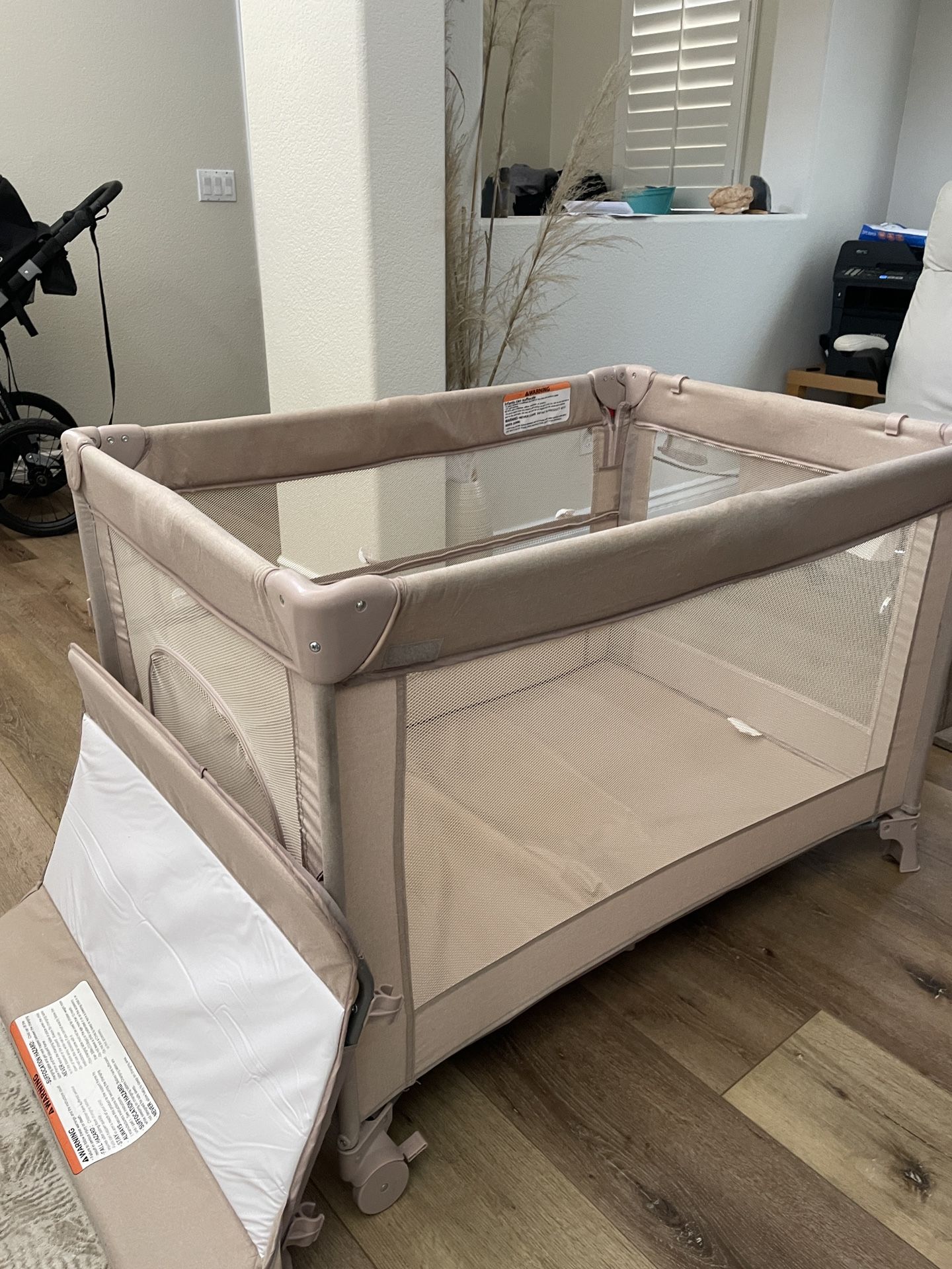 Baby Bassinet Bedside Sleeper, Baby Playard, Bedside Crib with Changing Table, Foldable Travel Playard for Newborn to Toddles (Beige)