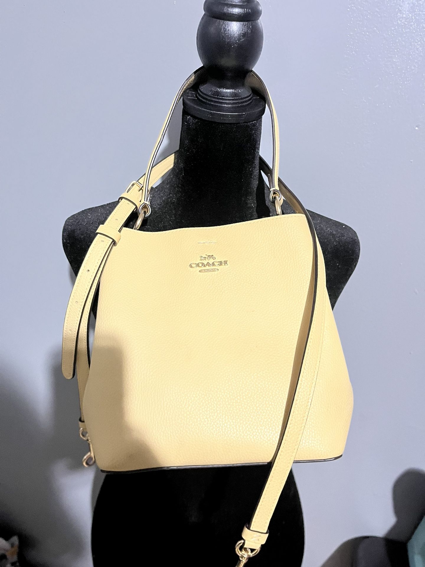 Good Condition Yellow Coach Bucket Bag Very Pretty For Spring And Summer