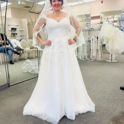 Wedding Dress $850: Oleg Cassini ( David's Bridal ) Size 16