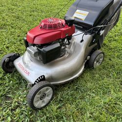 HONDA GVC-160. LAWNMOWER, TWIN BLADE SYSTEM, WITH GRASS BAG. REAR WHEELS DRIVE, ADJUSTABLE SPEED DRIVE,  SHARP DOUBLE BLADES, NEW OIL AND AIR FILTER. 