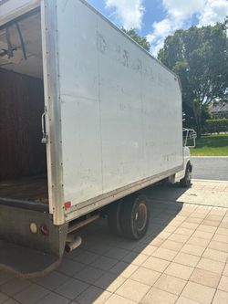 Truck 16’ moving company