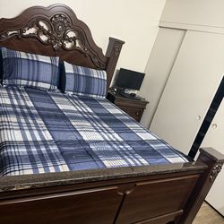 Bedroom set for sale in good condition