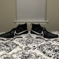 Nike Men’s White & Black Baseball Cleats – Size 8.5 (Brand New)