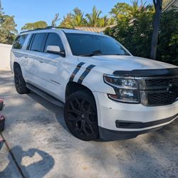 Suburban 2017 Mint Condition 