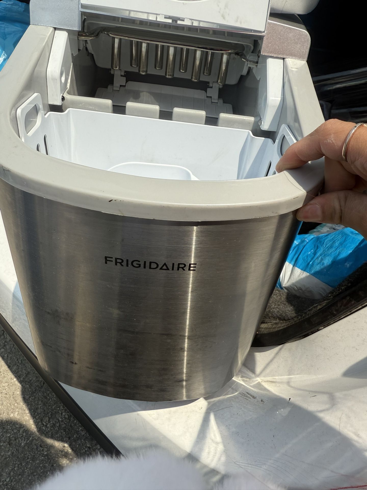 Frigidaire ice machine maker