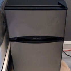 Fridgadare Mini Refrigerator 