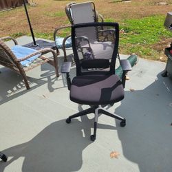 Office chair Good condition slight breakage 