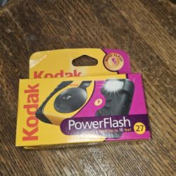 KODAK 800 POWER FLASH 27 EXPOSURE CAMERA