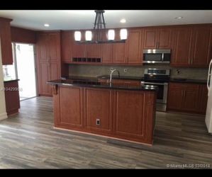 Kitchen cabinets / make and offer