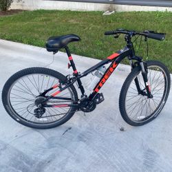 2017 Trek Marlin 4 hardtail mountain bike