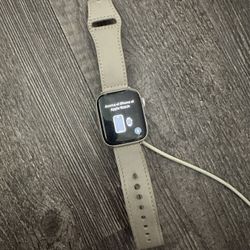 Apple Watch Series 5 44mm ****Cracked Screen****