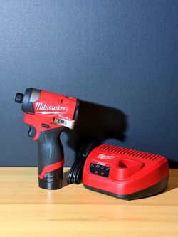 Milwaukee M12 Impact Driver kit