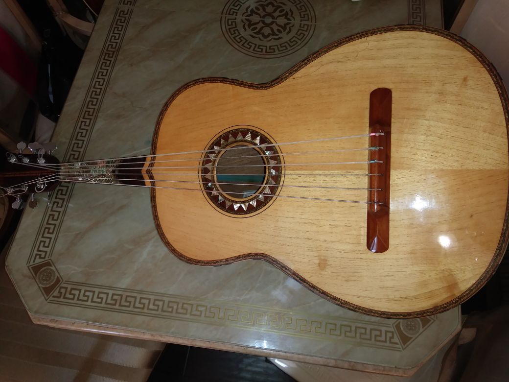 Guitarron Roberto Morales