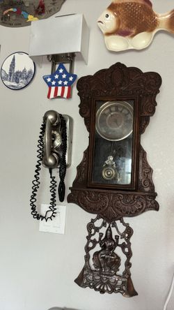 Reloj antique y teléfono antiguo  po