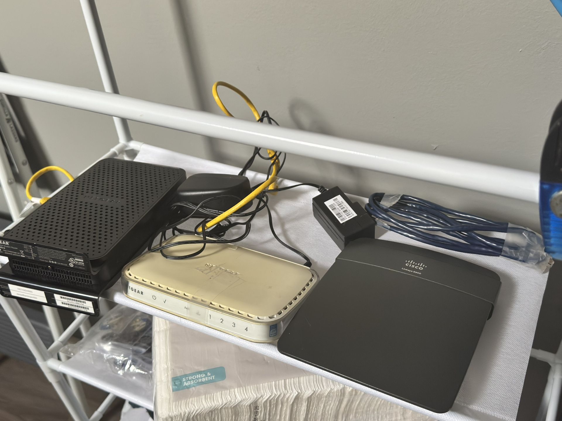 3 INTERNET NETWORK ROUTERS NETGEAR AND CISCO TO MAKE YOUR OWN SERVER. NOT TESTED AT HOME AS IS