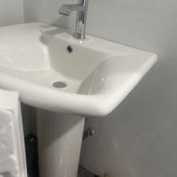 Modern Pedestal Sink with Chrome Faucet – Great Condition