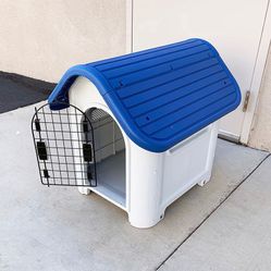 (New in Box) $50 Small Size Dog House Waterproof Plastic Outdoor Indoor 30x23x26”