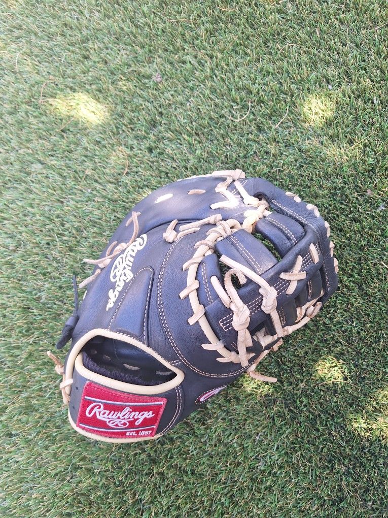 1st Base Rawlings Glove