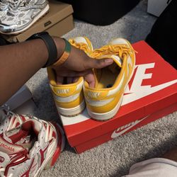 Nike Dunk university gold 