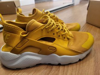 Nike Huarache 5.5y