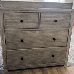 4 Drawer Dresser with removable changing top