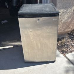Avanti Mini Fridge 4.5 Feet