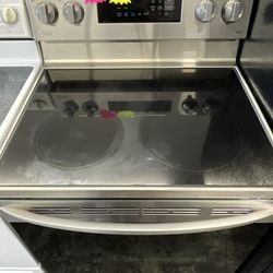 USED LG RANGE: MANAGER’S SPECIAL!