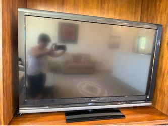 Sony BRAVIA 52-Inch LCD TV with Remote & Stand – Works Great
