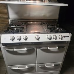 O'Keefe and Merritt Stove