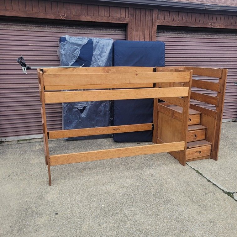 Nicely Designed Solid Wood Bunk Beds