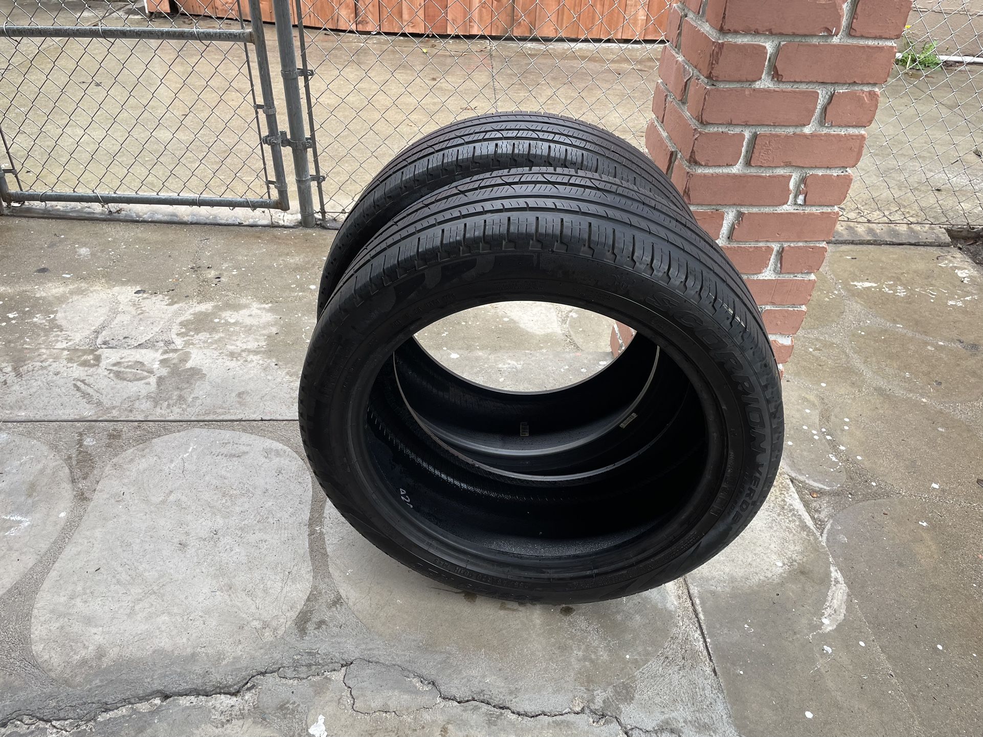 (2)255/45/20 Pirrelli tires