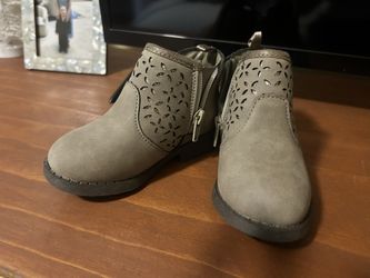 NEW Size 6 Girls booties 
