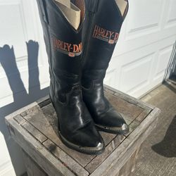 Harley Davidson women’s boots in good condition, worn very little. Size 5 1/2.   $50, cash or Venmo, meet in person summer convenient.   Thank you for