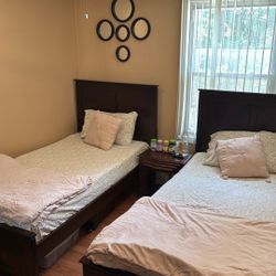 2 Dark Wood Twin Beds With Mattress