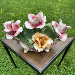 CAPODIMONTE: Roses, Centerpiece, Genuine Porcelain from ITALY. Vintage