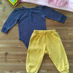 18-24MOS 2-PIECE OUTFIT NAVY MULITICOLOR MINI HEARTS LONG-SLEEVE BODYSUIT  W/MUSTARD YELLOW SWEAT PANTS