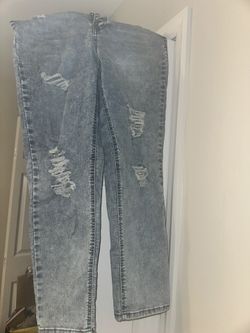Light Wash Ripped Jeans 
