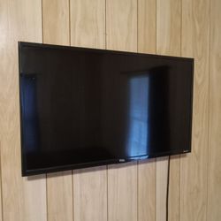33 in TCL Roku TV with Wall Mount