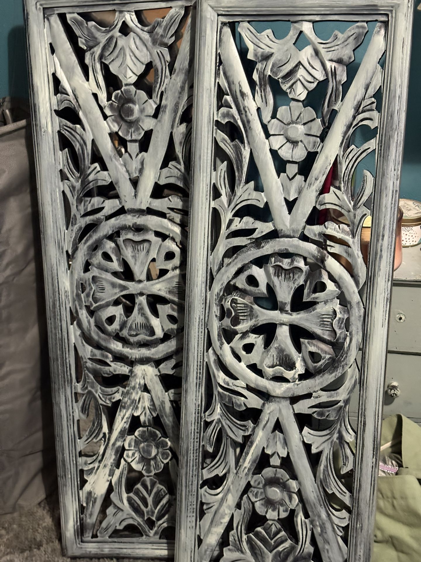 Matching wall decor it’s a sage color over black