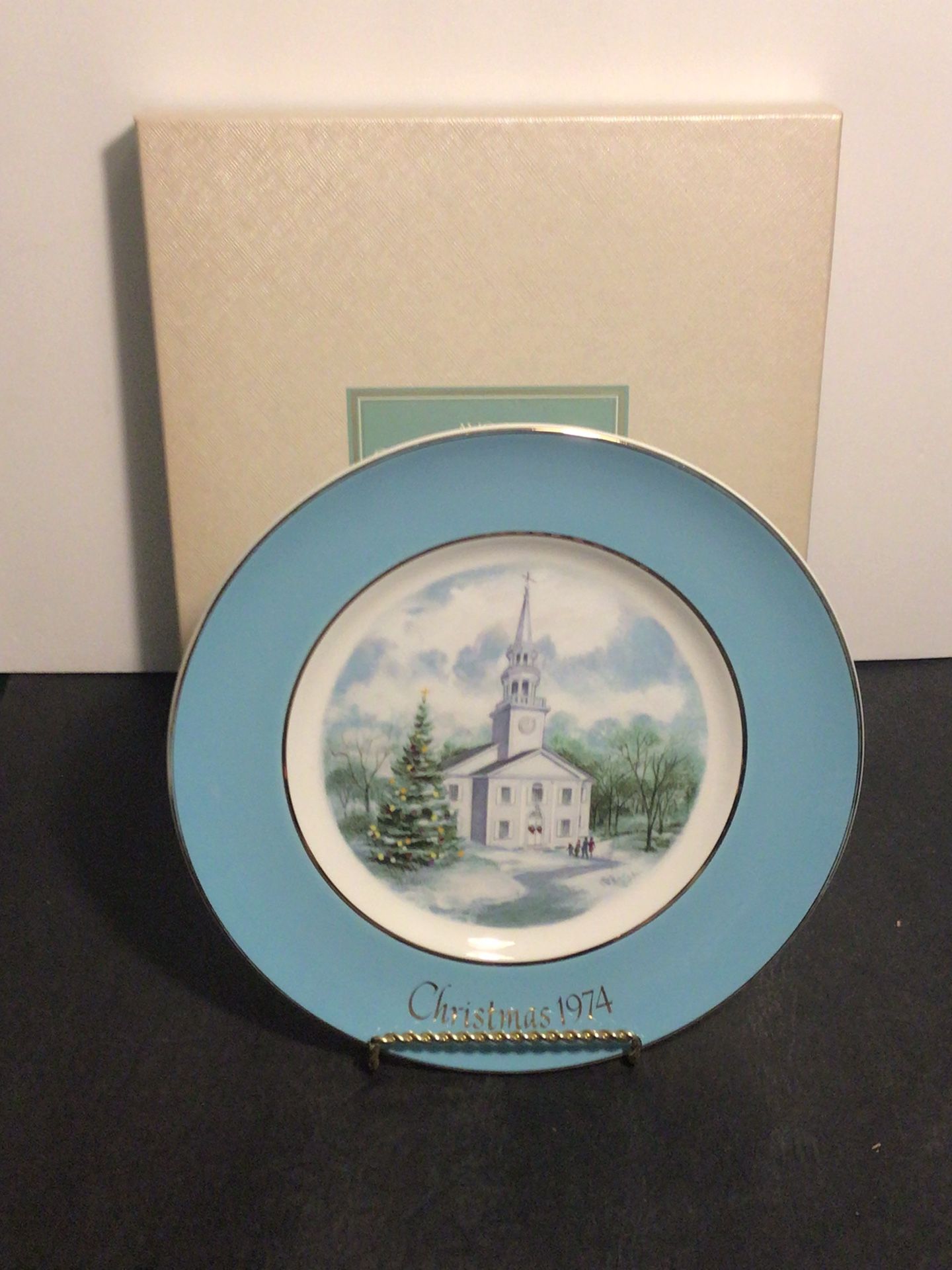 1974 NOS Avon Christmas Plate 9in “Country Church”