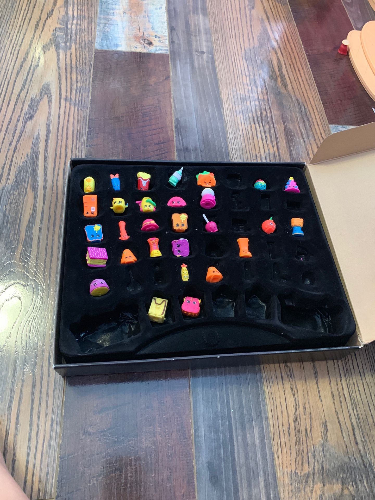 29 shopkins with case