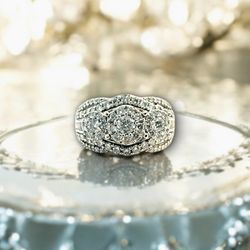 14kt 7.60g White Gold with Cluster of Diamonds Ring.