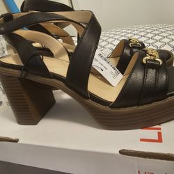 New womans size 6M LIZ CLAIBORNE HEEL

