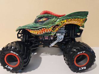 Monster Jam Hot Wheels 1:24 scale Dragon truck