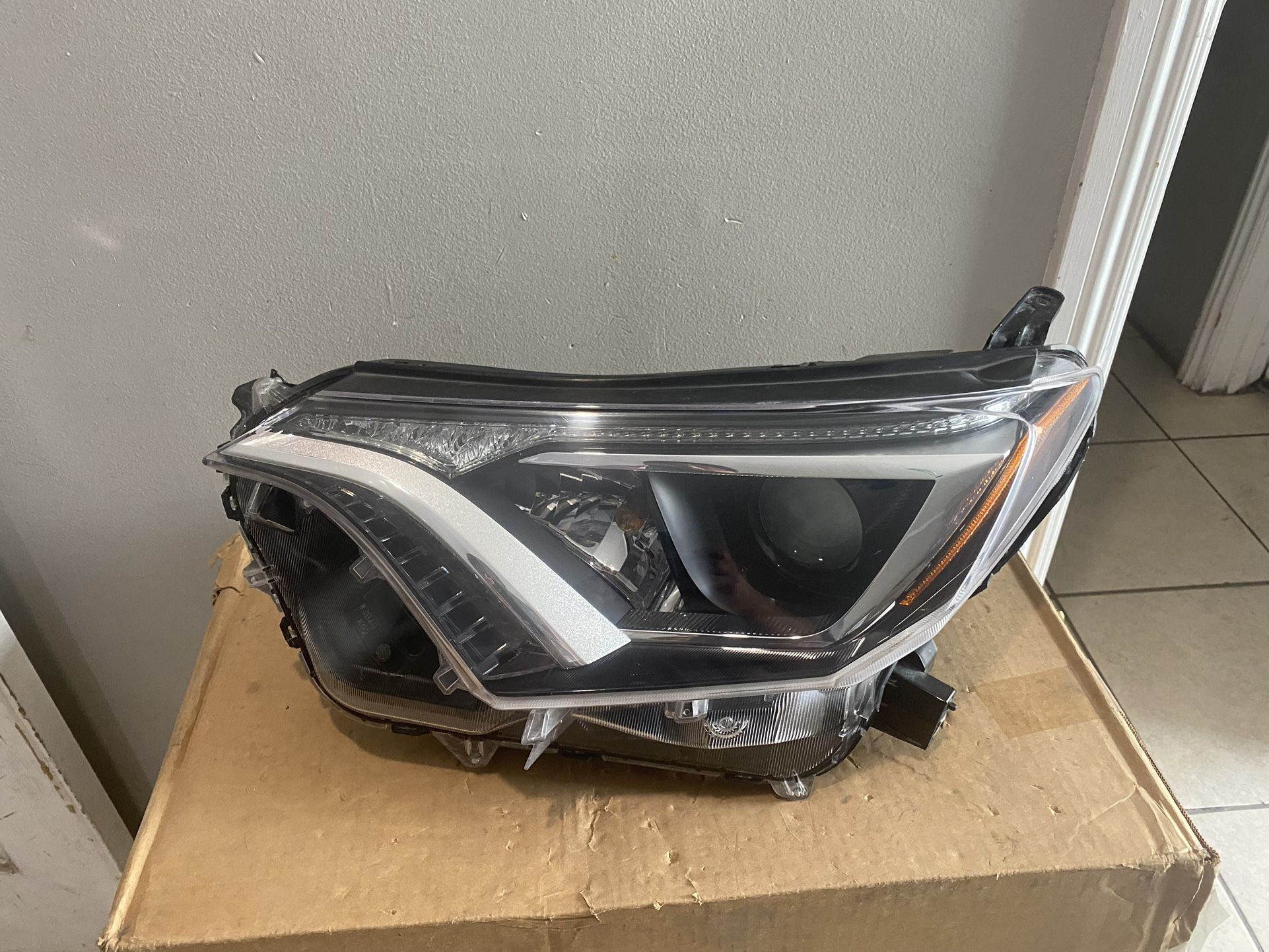2016-2018 Toyota RAV4 Left Headlight